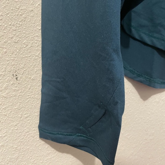 Brand new with tags Teal All in Motion long sleeve shirt with thumb holes - Picture 4 of 5